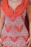 فستان أورنج مطرز بتصميم فاخر وانسيابية أنيقة