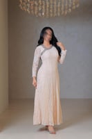 فستان أوف وايت دانتيل بكسرات ناعمة