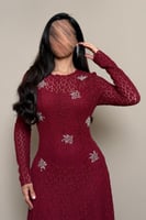 فستان عنابي مطرّز بتصميم أنيق من مليحة