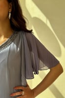 فستان بنفسجي متدرج بأكمام كشكش وتطريز ناعم