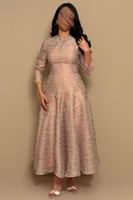 فستان نود أنيق بتفاصيل لامعة