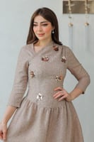 فستان إليجانس كلاسيك يجمع بين الرقي والبساطة