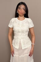 طقم تنورة بيج بطبقات انسيابية بتفاصيل أنثوية راقية