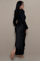 فستان سهرة أسود بقصة خصر أنيقة