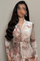 فستان سهرة وردي نود طويل بنقشة انيقة ناعمة