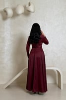 فستان عنابي بكم طويل مزين بالكريستالات