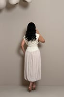 فستان بيج بتصميم ناعم وحزام عند الخصر