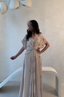 فستان بيج بتطريز ذهبي وفضي أنيق