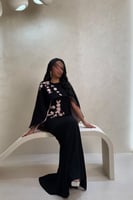 فستان أسود بطبقة علوية وتطريز وردي ناعم