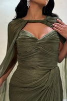 فستان أخضر لامع بتصميم فاخر وانسيابي