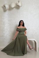 فستان زيتي مطرز بفصوص لامعة وفتحة جانبية