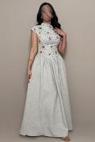 فستان رمادي بتفاصيل لامعة من مليحة