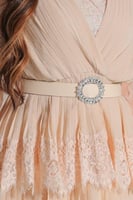 فستان دانتيل فاخر بتصميم أنثوي ناعم للمناسبات