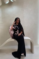 فستان أسود بطبقة علوية وتطريز وردي ناعم