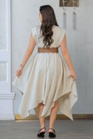 فستان كتان ميد على تطريز بصدر