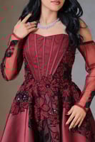 فستان عنّابي مطرز بتصميم فخم