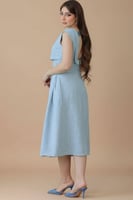 فستان كلاسيكي راقٍ من الكتان بدون أكمام