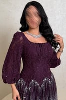 فستان بنفسجي مطرز بتفاصيل لامعة وأكمام منفوخة