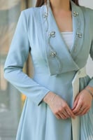 فستان ملكي أبيض بأسلوب معطف وقصة جانبية منسدلة