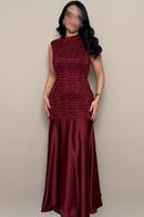 فستان عنابي بقصة رسمية أنيقة