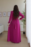 فستان ناعم طويل مزخرف عند الصدر والجيوب بخامة كريب...