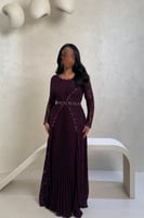 فستان بنفسجي دانتيل بأكمام طويلة وتفاصيل مطرزة مع...