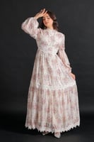 فستان مشجر أبيض مزين بالدانتيل