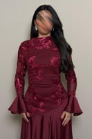 فستان عنابي فخم بتفاصيل ورد ساتان بارزة وقصة أنثوي...