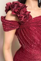 فستان سهرة دانتيل احمر بكسرات جانبية وورود بارزة