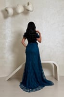 فستان تركوازي مخملي ودانتيل بتصميم أوف شولدر