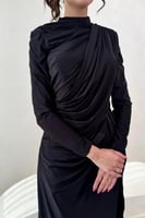 فستان سهرة اسود بكم طويل وتصميم انيق مع فتحة ظهر