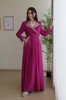 فستان ناعم طويل مزخرف عند الصدر والجيوب بخامة كريب...