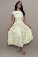 فستان اصفر أنيق بتصميم أنثوي ناعم