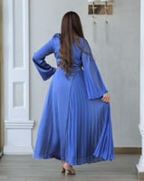 فستان أنيق يتميز بتصميم راقٍ يجمع بين الفخامة والع...