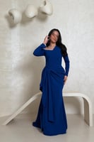 فستان كحلي بكتف واحد مطرز بفصوص لامعة