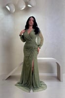 فستان دانتيل زيتي بتفاصيل كريستال وقصّة ملفوفة راق...