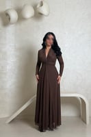 فستان بني لامع بتصميم ضيق وأكمام طويلة