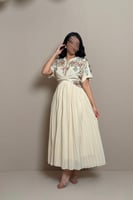 فستان سكري مطرز بتفاصيل وردية ولمسات ذهبية