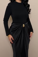 فستان سهرة أسود بقصة خصر أنيقة