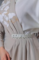 فستان الأناقة الملكية بتفاصيل وردية راقية