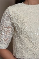 فستان سكري بطبقة تل مطرزة بالترتر قصيرة وتفاصيل جا...