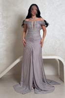 فستان رمادي موف لامع بتصميم أوف شولدر وتفاصيل فاخر...