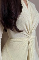 فستان اصفر لامع بتصميم ضيّق وأكمام طويلة