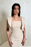 فستان بيج مطرّز بتصميم أنيق وكتف مرفرف