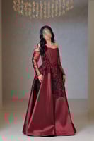 فستان عنّابي مطرز بتصميم فخم