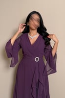 فستان بنفسجي طويل بتصميم لف وأكمام واسعة