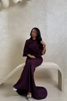 فستان بنفسجي غامق بتفاصيل خرز وتصميم راق