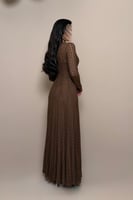 فستان بني مطرّز بتصميم أنيق من مليحة