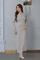 فستان أنيق بياقة مطرزة وأكمام طويلة