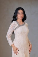 فستان أوف وايت دانتيل بكسرات ناعمة